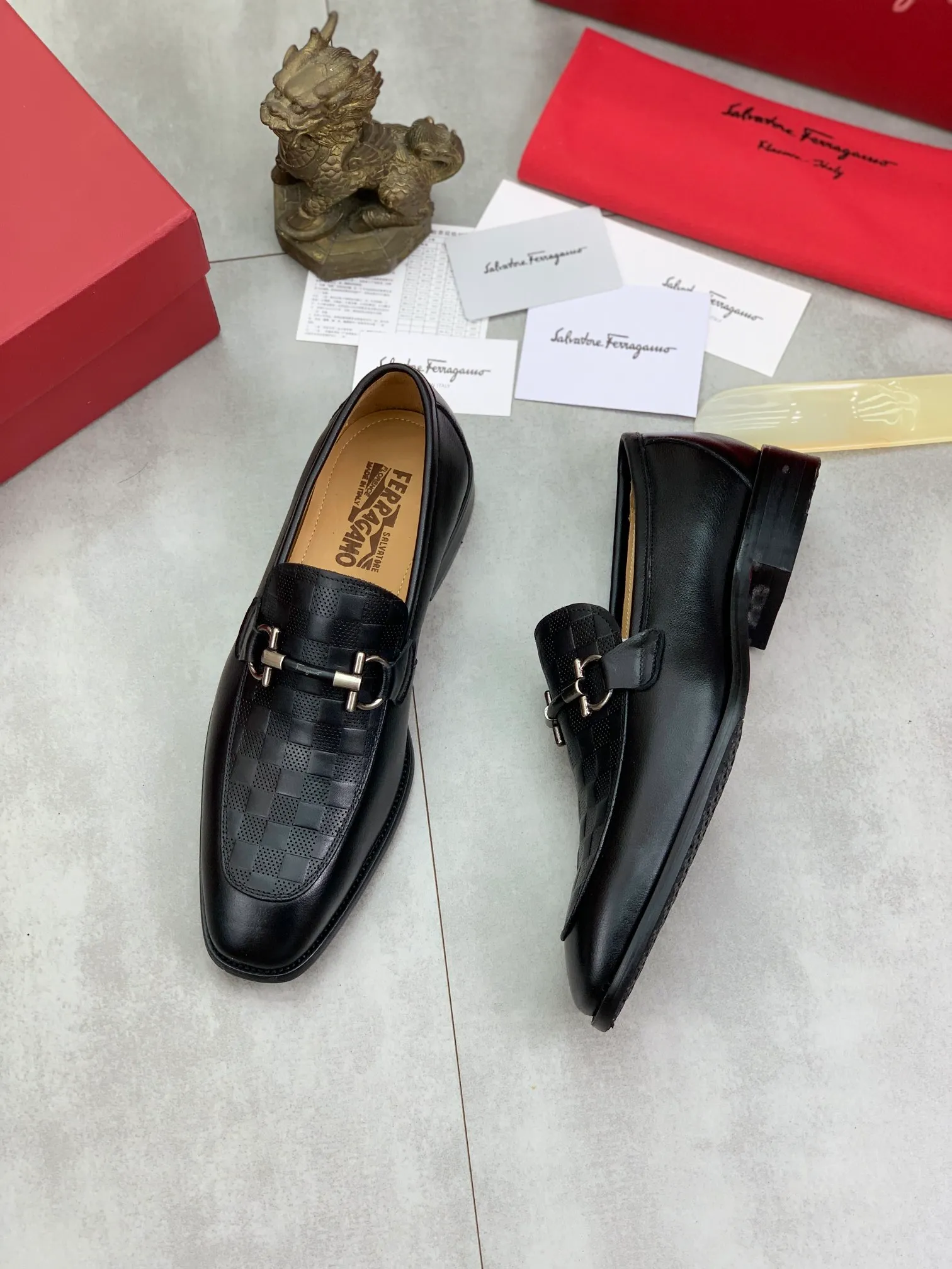 Men's Men's Shoes 💰P460💰[New Style] Water-dyed Niuli 🆘[Salvatore Ferragamo] Ferragamo's latest casual business leather shoes for men! Available at counters simultaneously! The fabric is made of specially imported original pebbled calfskin, and the lining is made of imported water-dyed cowhide. It is absolutely luxurious and leads the fashion trend. Matching code: 38-45 (46 can be customized) multiple colors available